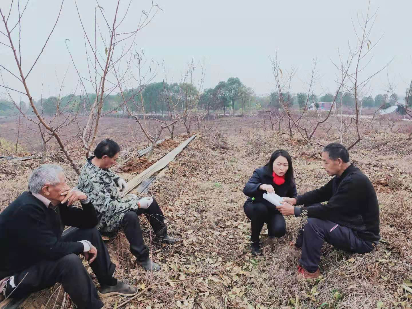 邓松华正在为农户指导莳植手艺.jpg