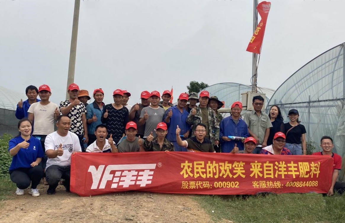 部分观摩职员在树模田边留影_副本.jpg