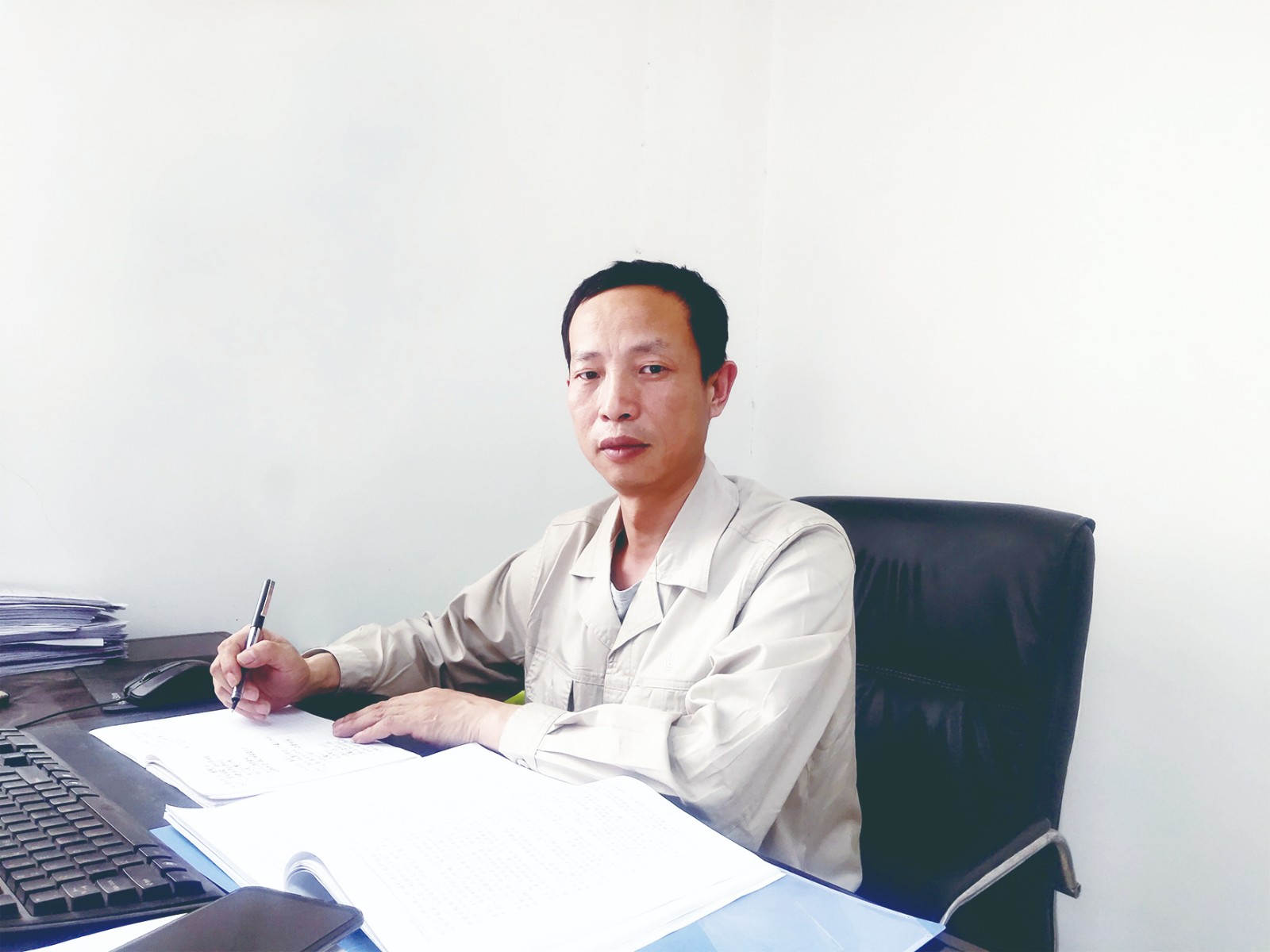 吴光平正在写学习条记.jpg