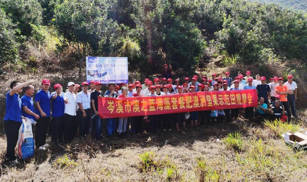 图6，，，，，部分与会职员田间合照_副本.jpg