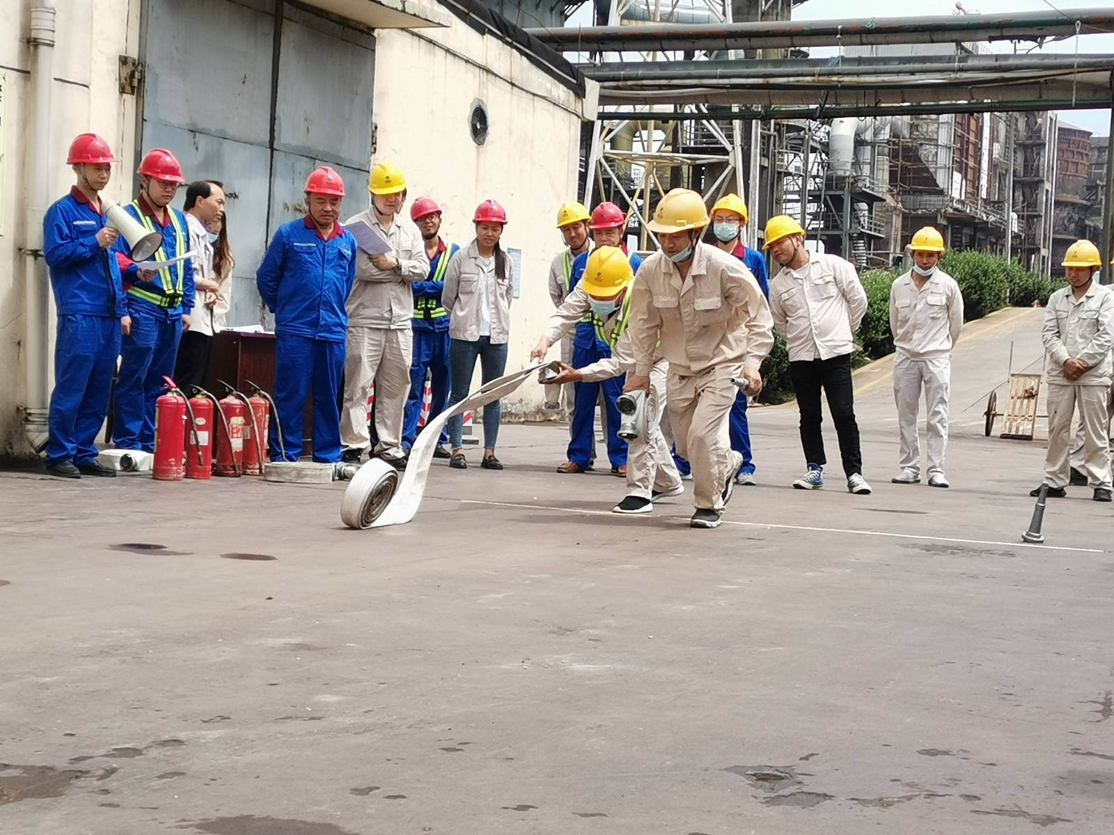 总部实验工厂消防器材使用交锋_副本.jpg