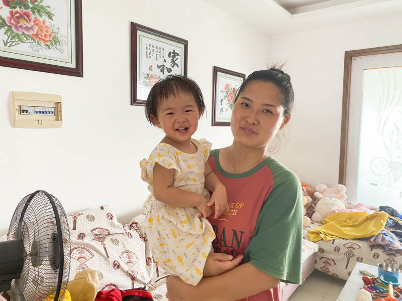 詹力妻子回家后抱着女儿再玩_副本.jpg