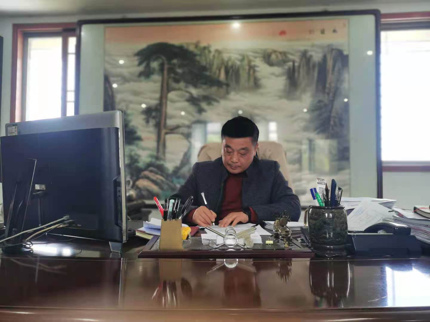 何月何在办公室办公.jpg