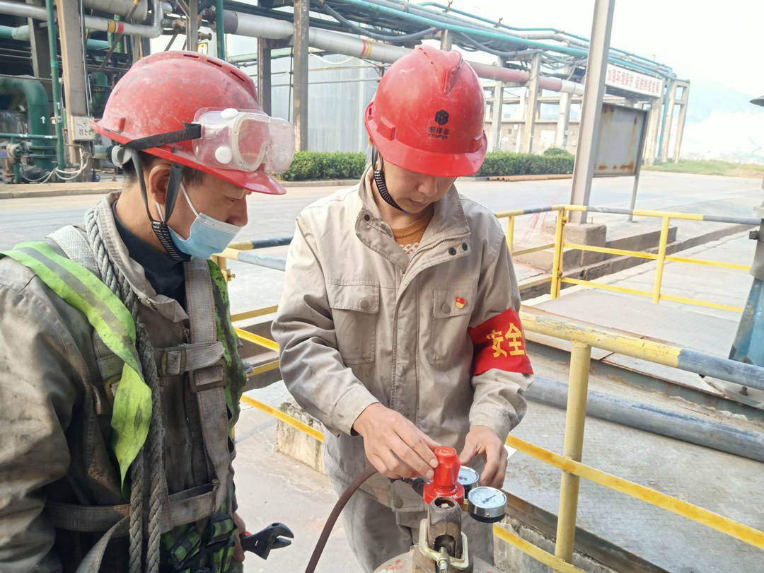 党员干部正在对外施工单位氧气瓶压力举行检查.jpg