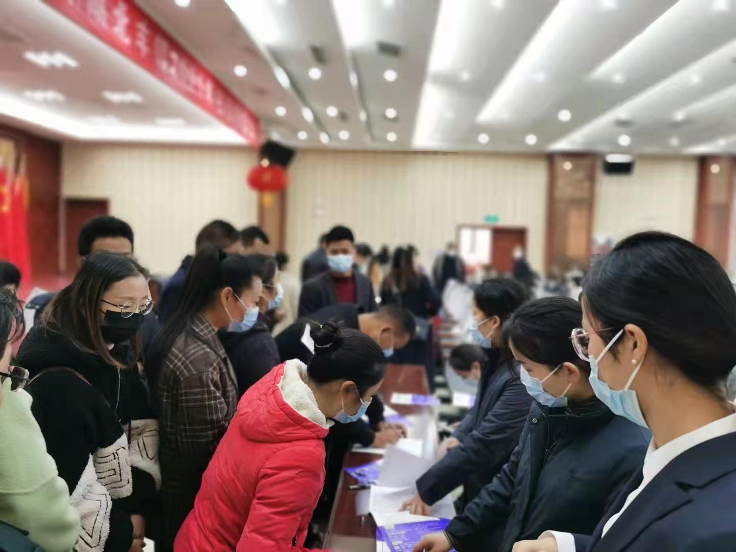 现场住民踊跃咨询.png
