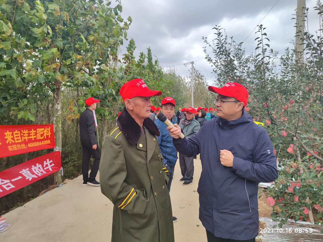 观摩职员现场接受笔者采访.jpg