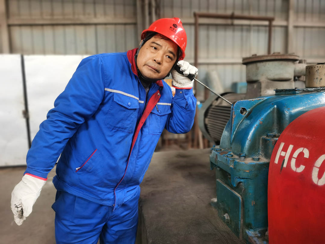 熊义正在举行装备维修.jpg