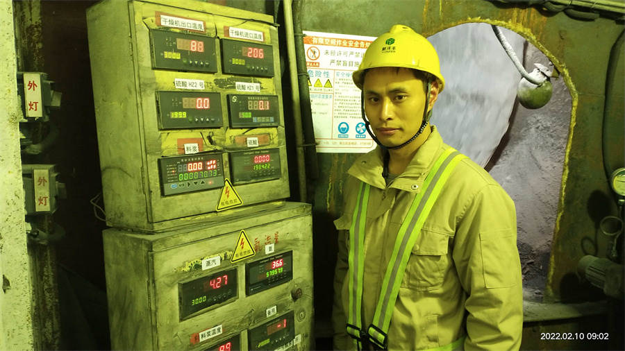 李江宽正在检查仪表运转情形.jpg