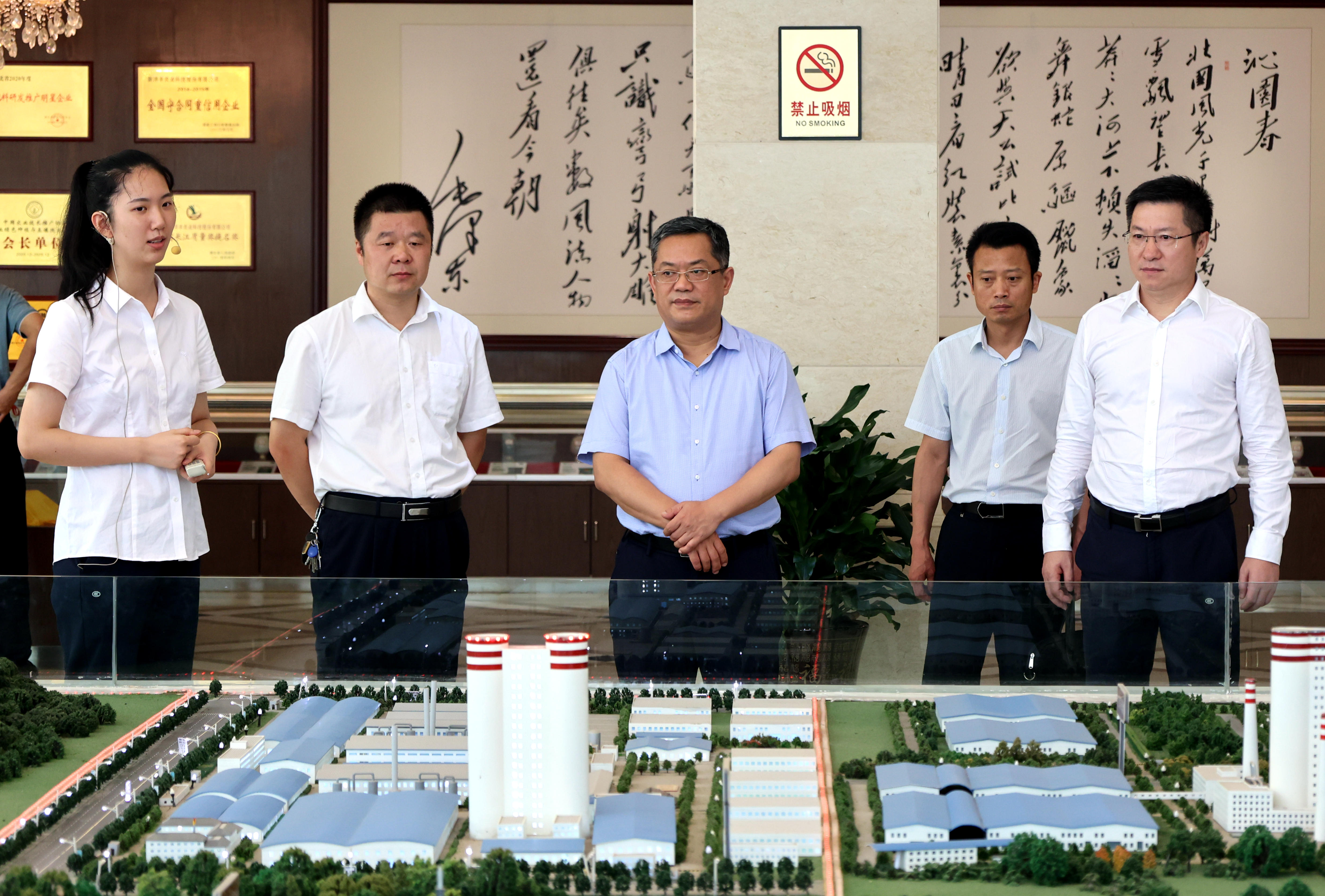 胡勇政（中）一行在接待中心旅行沙盘.jpg