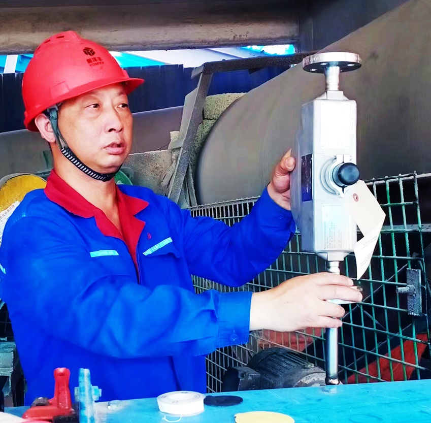 刘京明正在检查装备.jpg