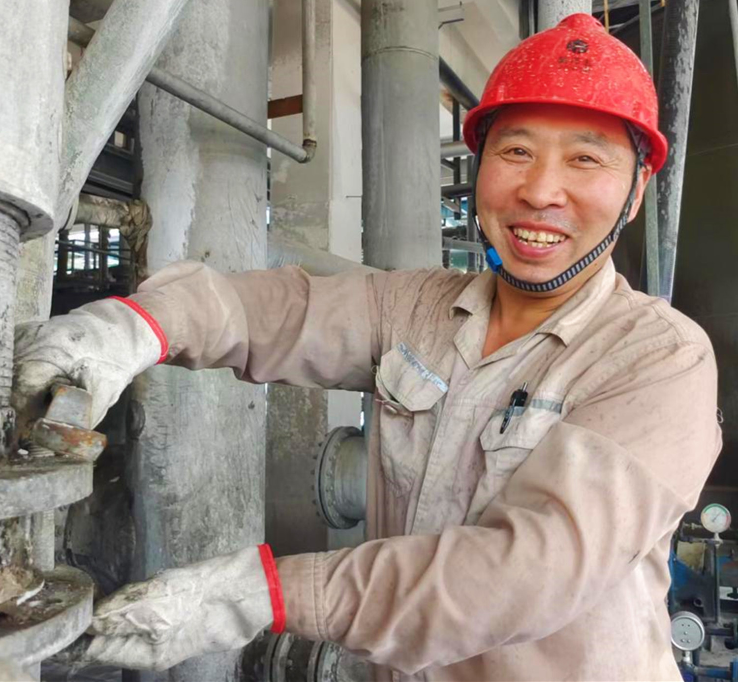 杨海荣正在检查装备.jpg