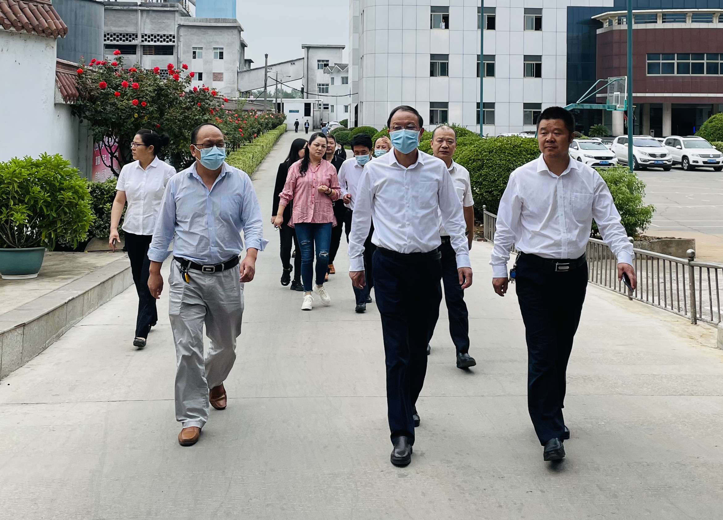 陈刚一行到J9集团红十字协会办公所在旅行.jpg